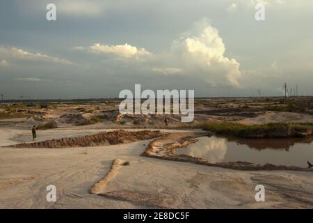 Des mineurs d'or se promeblent dans le paysage sablonneux de la zone aurifère à petite échelle de Hampait, Katingan regency, province centrale de Kalimantan, Indonésie. Banque D'Images