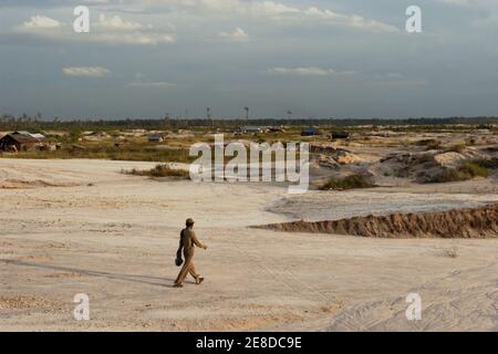 Une mine d'or qui s'étend le long du paysage sablonneux de la zone aurifère à petite échelle de Hampait, Katingan regency, province centrale de Kalimantan, Indonésie. Banque D'Images