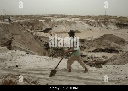 Une mine d'or qui marche sur le paysage sablonneux de la zone aurifère à petite échelle de Hampait, Katingan regency, province centrale de Kalimantan, Indonésie. Banque D'Images