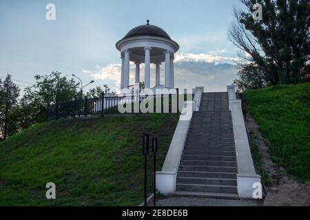 Pavillon d'Ostrovsky sur les rives de la Volga Kostroma le soir d'été Banque D'Images