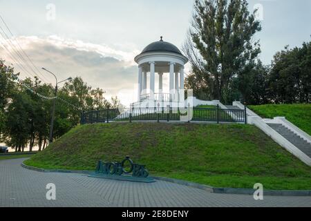 Pavillon d'Ostrovsky sur les rives de la Volga Kostroma le soir d'été Banque D'Images