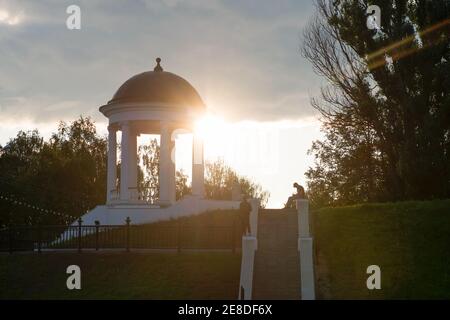 Pavillon d'Ostrovsky sur les rives de la Volga Kostroma le soir d'été Banque D'Images