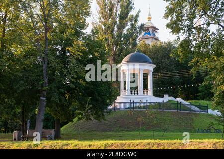 Pavillon d'Ostrovsky sur les rives de la Volga Kostroma le soir d'été Banque D'Images