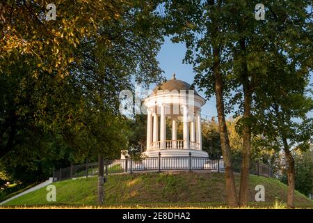 Pavillon d'Ostrovsky sur les rives de la Volga Kostroma le soir d'été Banque D'Images