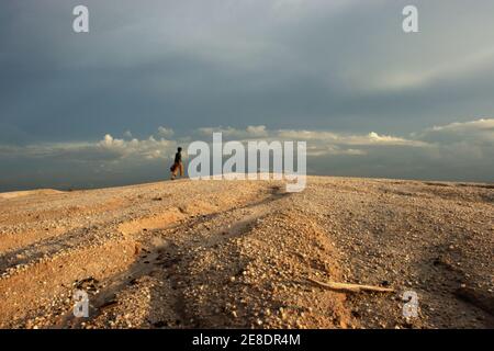 Une mine d'or qui marche sur le paysage sablonneux de la zone aurifère à petite échelle de Hampait, Katingan regency, province centrale de Kalimantan, Indonésie. Banque D'Images