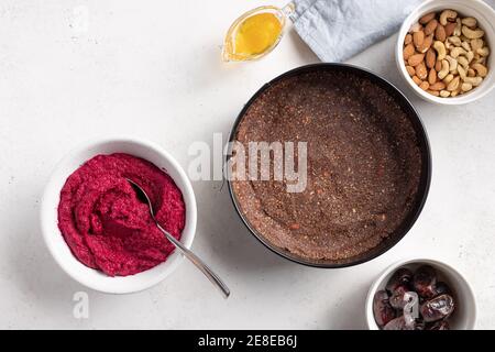 base pour gâteau végétalien et crème de betteraves, noix dans un bol Banque D'Images