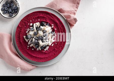 gâteau aux betteraves végétaliennes crues décoré de bleuets et de noix de coco Banque D'Images