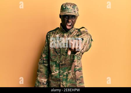 Jeune afro-américain portant l'uniforme de l'armée montrant mécontent et frustré à l'appareil photo, en colère et furieux avec vous Banque D'Images