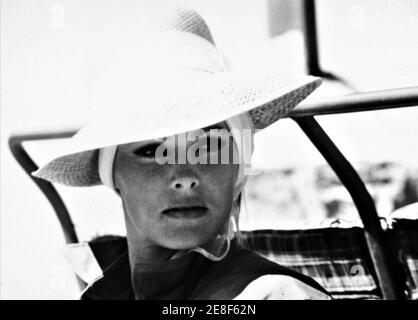 URSULA ANDRESS sur place Candid pendant le tournage sur place dans le désert de Negev en Israël pour ELLE 1965 réalisateur ROBERT DAY basé sur le roman de H. Rider Haggard Hammer films / Warner - Pathe Distributors Banque D'Images