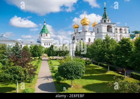 Ensemble architectural du monastère Ipatiev de la Sainte Trinité. Monastère d'Ipatiev dans la partie occidentale de Kostroma sur les rives de la même rivière nea Banque D'Images