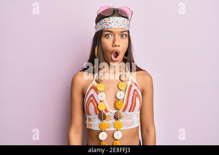 Belle femme hispanique portant le style bohème et hippie peur et choqué avec l'expression surprise, la peur et le visage excité. Banque D'Images