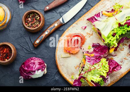 Paupiette à base de salade, saumon et abricots séchés. Salade de rossa au saumon Banque D'Images