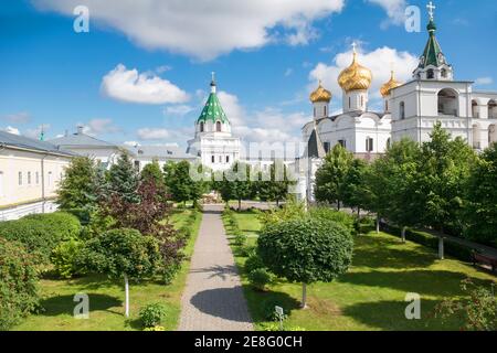 Ensemble architectural du monastère Ipatiev de la Sainte Trinité. Monastère d'Ipatiev dans la partie occidentale de Kostroma sur les rives de la même rivière nea Banque D'Images