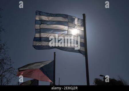 Drapeaux rétro-éclairés de la Grèce et de la République tchèque dans le vent Banque D'Images