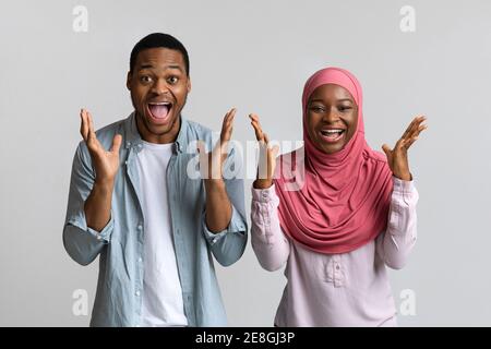 Joyeux couple noir criant et regardant l'appareil photo Banque D'Images