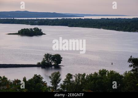 Rivière Dnipro vue en soirée depuis la colline de Taras ou Chernecha Hora (colline de Monk - point de repère important de la réserve nationale de Taras Shevchenko, Kaniv, C Banque D'Images