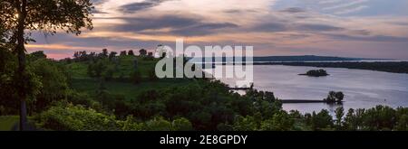 Rivière Dnipro vue en soirée depuis la colline de Taras ou Chernecha Hora (colline de Monk - point de repère important de la réserve nationale de Taras Shevchenko, Kaniv, C Banque D'Images