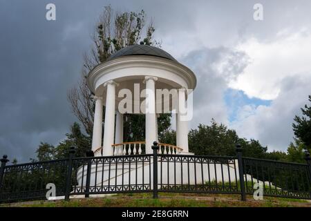 Pavillon d'Ostrovsky sur les rives de la Volga Kostroma le soir d'été Banque D'Images