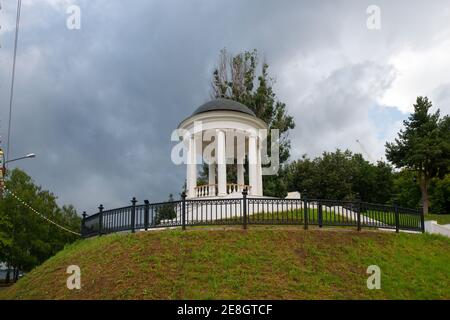 Pavillon d'Ostrovsky sur les rives de la Volga Kostroma le soir d'été Banque D'Images