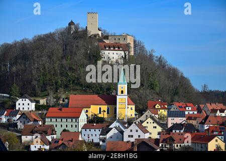 Falkenstein, petite ville bavaroise avec une église et un château. District de Cham, Haut-Palatinat, Bavière, Allemagne. Banque D'Images