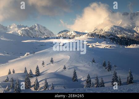 Velika planina avec des huttes de bergers couvertes de neige en hiver. Banque D'Images