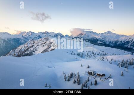 Velika planina avec des huttes de bergers couvertes de neige en hiver. Banque D'Images