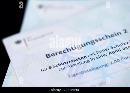 31 janvier 2021, Rhénanie-du-Nord-Westphalie, Cologne : deux certificats d'admissibilité (bons) du gouvernement fédéral et des compagnies d'assurance maladie pour six masques FFP2 chacun, qui peuvent être échangés à la pharmacie, sont sur une table. Les aînés et les malades chroniques reçoivent actuellement des bons pour des masques FFP2 à prix réduit. Mais parfois les jeunes ou les parents pour leurs enfants reçoivent les coupons - et ne peuvent pas expliquer le reçu. (À dpa 'conesswork around coupons for FFP2 masks in the Mailbox') photo: Rolf Vennenbernd/dpa Banque D'Images