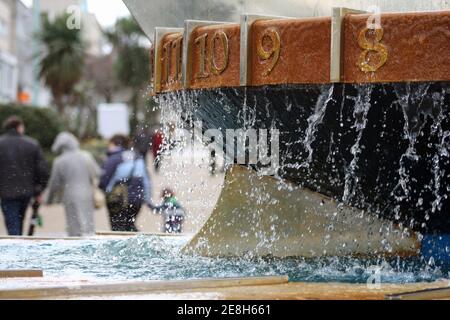 Eau Sundial, Armada Way, Plymouth. Sculpture de Carole Vincent ouverte par la reine Elizabeth II le 22 juillet 1988 dans le cadre de l'Armada 400 c Banque D'Images