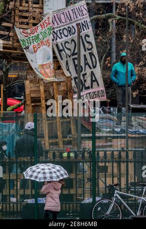 Londres, Royaume-Uni. 30 janvier 2021. Le camp de la rébellion contre l'extinction HS2 continue d'être autorisé par les Bailiffs (de l'équipe nationale de l'application de la loi, NET, une filiale du High court Enforcement Group) à Euston Station. Les huissiers ont maintenant démonté la structure au-dessus des entrées du tunnel. Crédit : Guy Bell/Alay Live News Banque D'Images