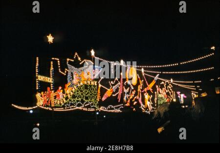 Le Carnaval de Nice, haut en couleur, à Nice, le 8 février 1959 – le carnaval d'hiver est l'un des principaux événements de rue au monde, à côté des carnavals de Rio et Venise et de Mardi gras à la Nouvelle-Orléans. Il se tient chaque année en février (parfois début mars) à Nice sur la Côte d'Azur. Les défilés ont lieu pendant la journée et la nuit – ici, un spectacle de lumière est au centre de la scène. Banque D'Images