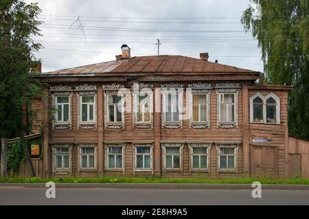 Un ancien bâtiment résidentiel en bois de deux étages dans la ville de Kostroma Banque D'Images
