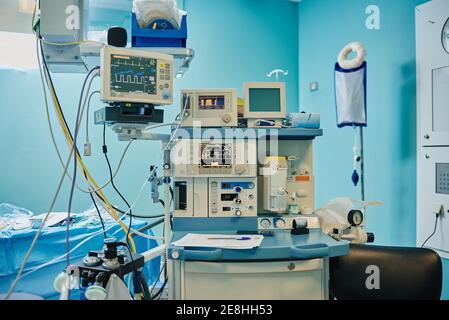 Moniteur d'événements cardiaques et divers dispositifs médicaux modernes en fonctionnement chambre pendant la chirurgie Banque D'Images