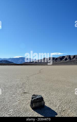 voile rock laissant un long sentier dans le désert de L'hippodrome de Playa marque le chemin de l'un des Mystérieuses roches en mouvement dans la Nation de la Vallée de la mort Banque D'Images