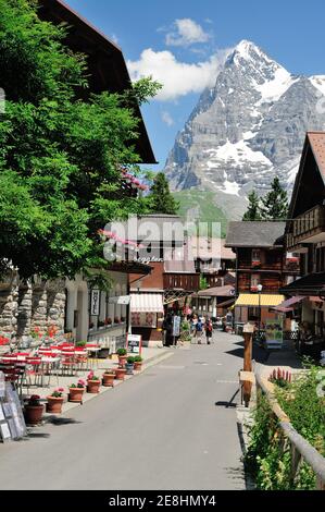 Vue sur l'Eiger de l'autre côté de la vallée de Lauterbrunnen à Murren. Banque D'Images