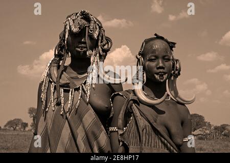 Jeunes femmes Mursi Tribe, Omo Valley Éthiopie Banque D'Images