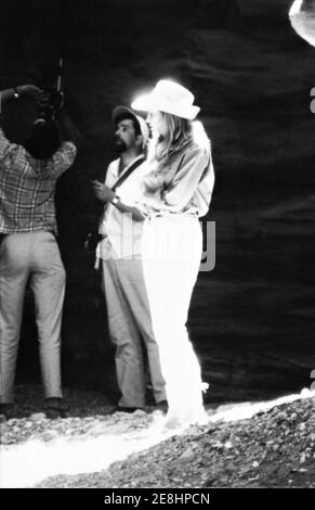 URSULA ANDRESS sur place Candid pendant le tournage sur place dans le désert de Negev en Israël pour ELLE 1965 réalisateur ROBERT DAY basé sur le roman de H. Rider Haggard Hammer films / Warner - Pathe Distributors Banque D'Images