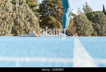 Vue latérale au niveau du sol de la glissière se trouvant sur la chenille à proximité commencez des centaines de mètres et préparez-vous pour la course au stade Banque D'Images