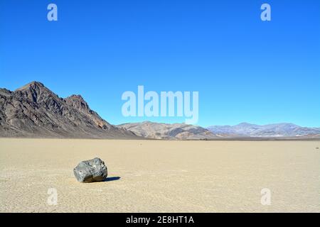 voile rock laissant un long sentier dans le désert de L'hippodrome de Playa marque le chemin de l'un des Mystérieuses roches en mouvement dans la Nation de la Vallée de la mort Banque D'Images