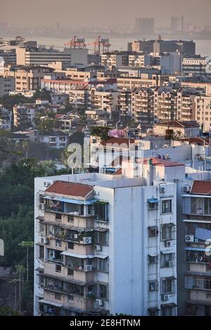 Immeubles à appartements de plusieurs étages dans une chambre spacieuse, zone résidentielle dans la brume ville moderne au soleil le soir Banque D'Images