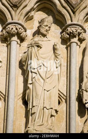 Statue de Saint Nicolas, Saint patron de Noël, contenant trois boules dorées. Sculpture de James Redfern exposée au public sur le front ouest de Sal Banque D'Images