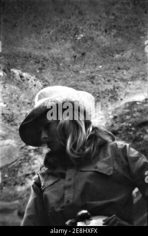 URSULA ANDRESS sur place Candid pendant le tournage sur place dans le désert de Negev en Israël pour ELLE 1965 réalisateur ROBERT DAY basé sur le roman de H. Rider Haggard Hammer films / Warner - Pathe Distributors Banque D'Images