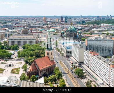 Vue sur Saint-Marienkirche et la cathédrale de Berlin avec l'autoroute fédérale, Mitte, Berlin, Allemagne Banque D'Images