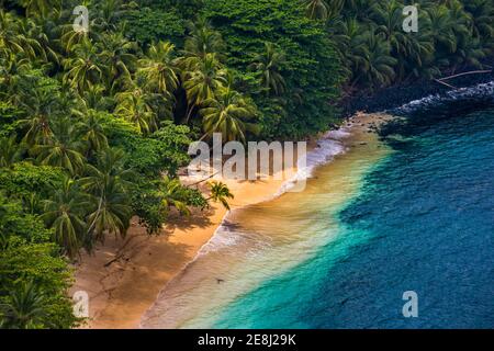 Vue sur la plage de bananes, la réserve de biosphère de l'UNESCO, principe, Sao Tomé-et-principe et l'océan Atlantique Banque D'Images