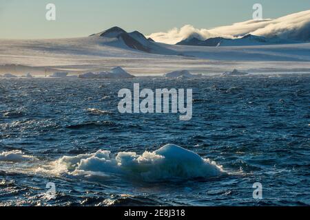 De petits icebergs qui se délogent devant les immenses glaciers de la péninsule de Tabarin, en Antarctique Banque D'Images