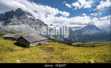 Cabanes de montagne, alpage, Pfingstägg, face nord gauche de l'Eiger et Jungfraujoch, région de Jungfrau, Grindelwald, Berne, Suisse Banque D'Images