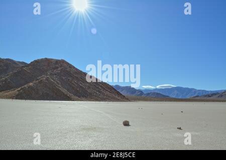 voile rock laissant un long sentier dans le désert de L'hippodrome de Playa marque le chemin de l'un des Mystérieuses roches en mouvement dans la Nation de la Vallée de la mort Banque D'Images