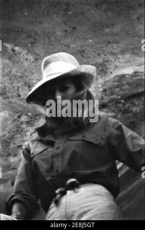 URSULA ANDRESS sur place Candid pendant le tournage sur place dans le désert de Negev en Israël pour ELLE 1965 réalisateur ROBERT DAY basé sur le roman de H. Rider Haggard Hammer films / Warner - Pathe Distributors Banque D'Images