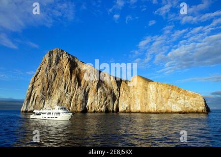 Bateau de croisière, yacht touristique à Kickers Rock, Roca Leon Dormido, île de San Christobal, Galapagos, Equateur Banque D'Images