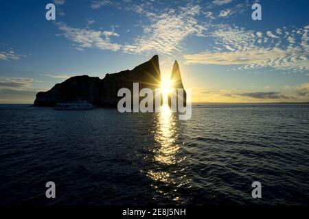 Kickers Rock, Roca Leon Dormido, au lever du soleil, île de San Christobal, Galapagos, Équateur Banque D'Images