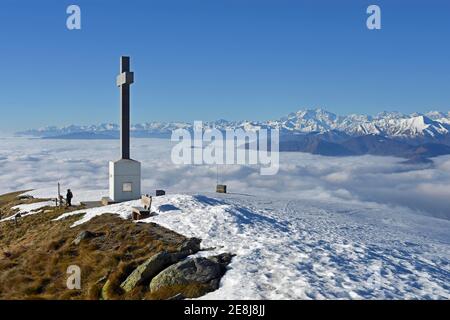 Sommet de Monte Lema et mer de nuages au-dessus du lac majeur, en arrière-plan massif de Monte Rosa, Luino, Lombardie, Tessin, Italie, Suisse Banque D'Images